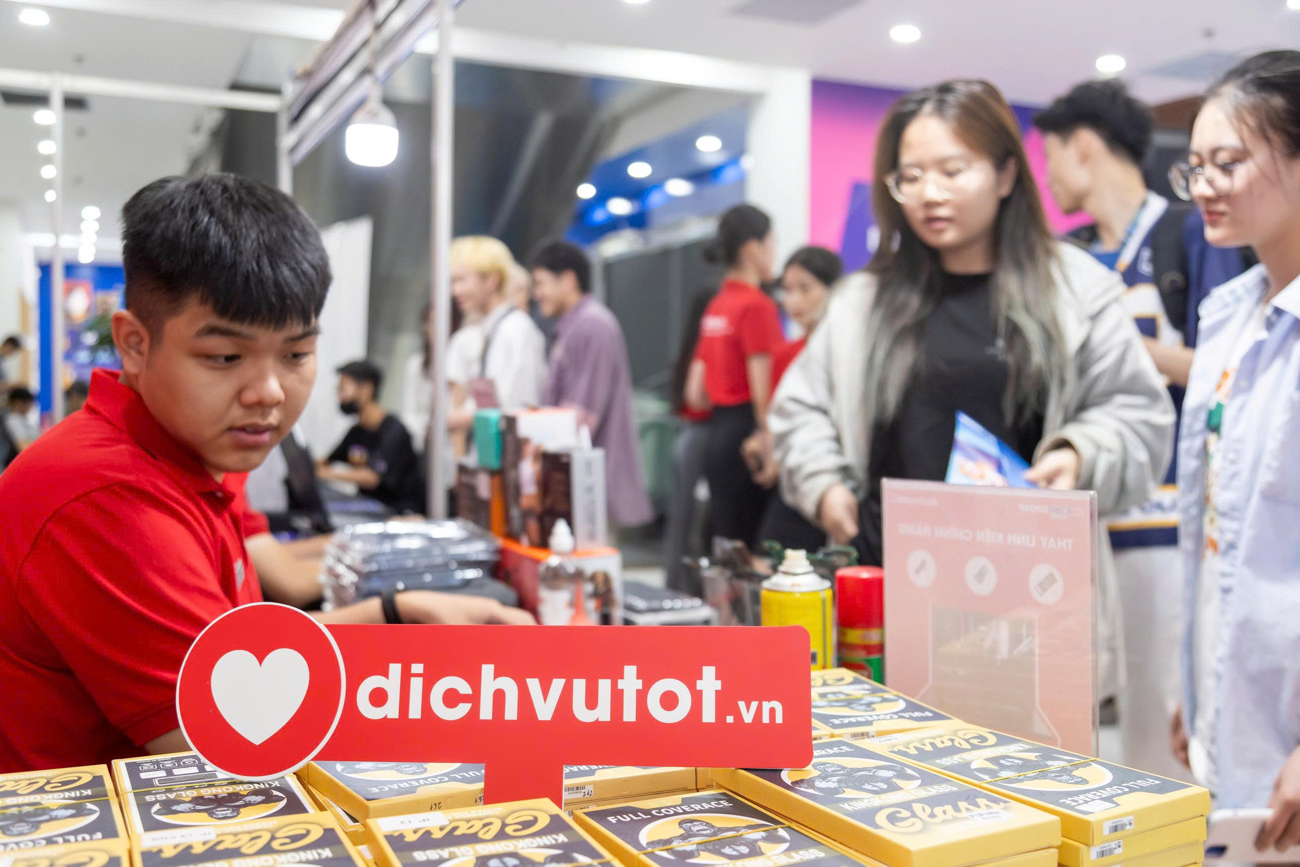Khách hàng tại sự kiện  ảnh 1
